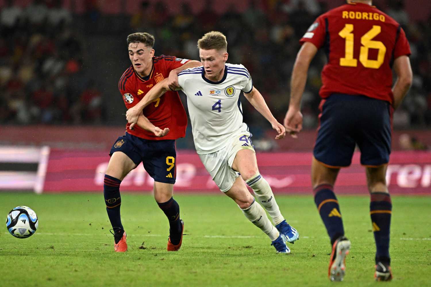 TRANSFER HABERLER��: Galatasaray mı, Fenerbahçe mi? Manchester United’dan McTominay kararı