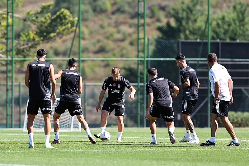 Beşiktaş taraftarının karşısına çıkıyor! İşte Giovanni van Bronckhorst’un Antalyaspor maçı muhtemel 11’i