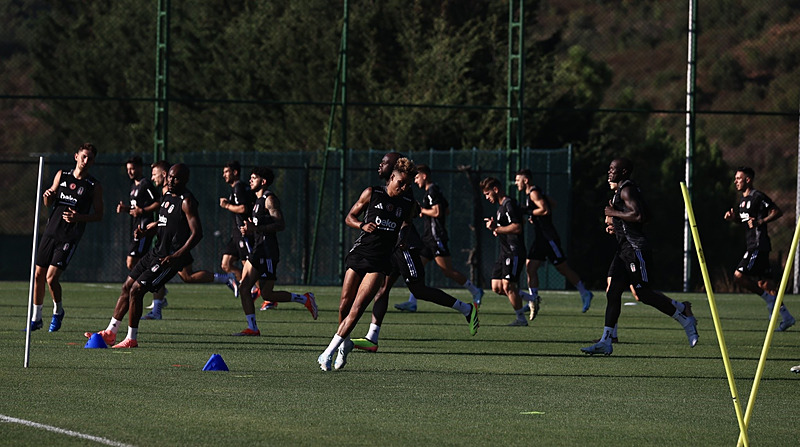 Beşiktaş taraftarının karşısına çıkıyor! İşte Giovanni van Bronckhorst’un Antalyaspor maçı muhtemel 11’i