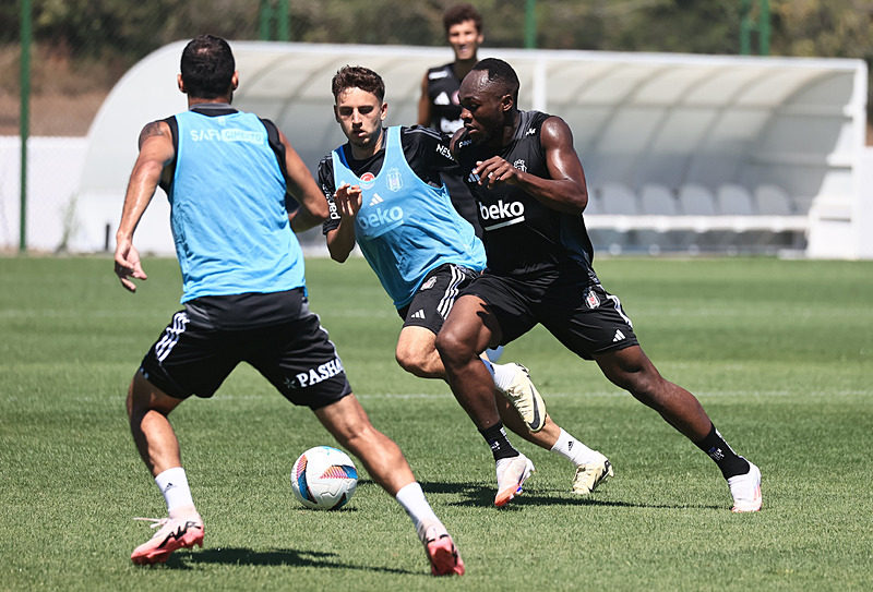 Beşiktaş taraftarının karşısına çıkıyor! İşte Giovanni van Bronckhorst’un Antalyaspor maçı muhtemel 11’i