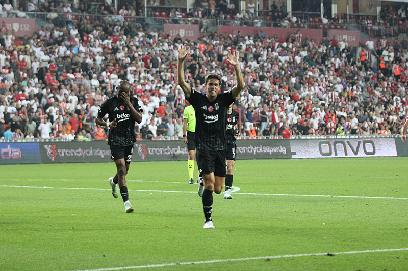 Beşiktaş taraftarının karşısına çıkıyor! İşte Giovanni van Bronckhorst’un Antalyaspor maçı muhtemel 11’i