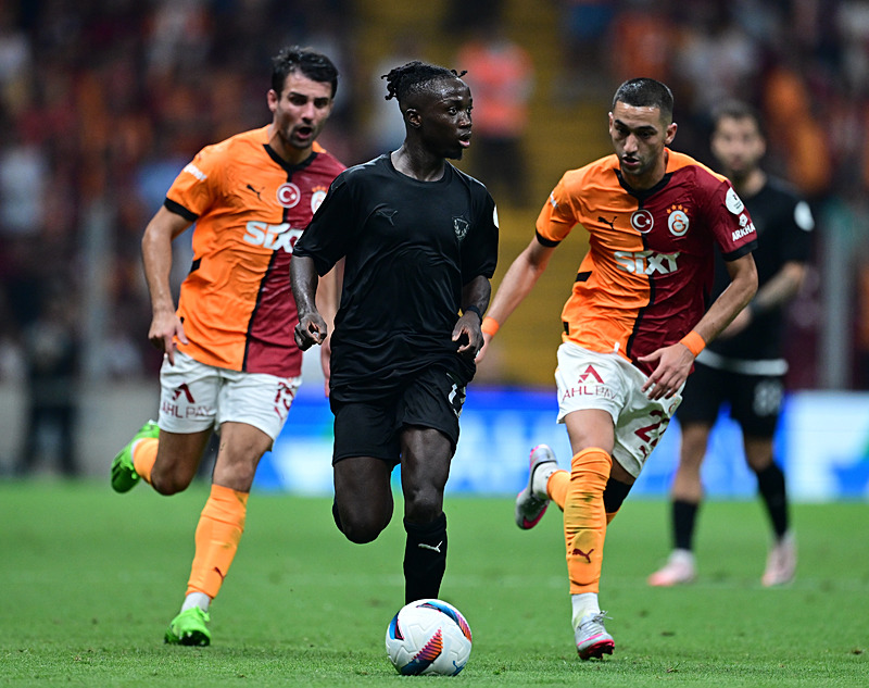 GALATASARAY TRANSFER HABERİ - Okan Buruk yıldız ismin biletini kesti! Şansı kalmadı