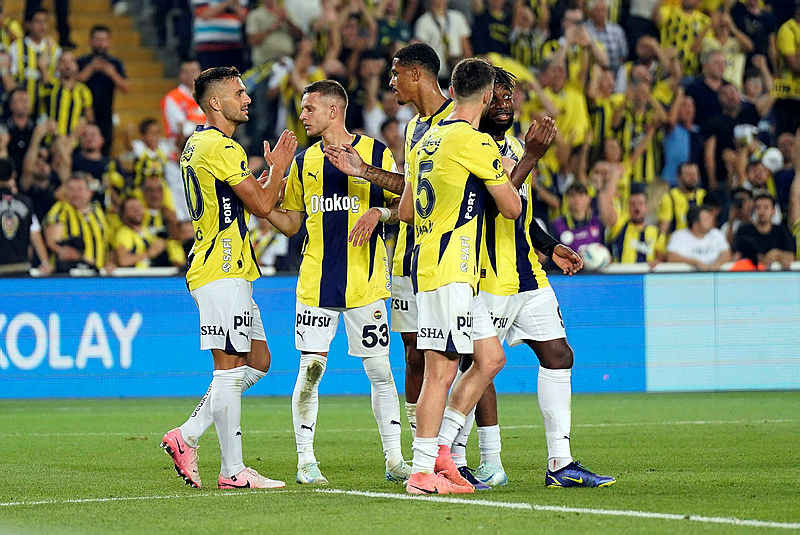 TRANSFER HABERİ | Fenerbahçe yılın bombasını patlatacak! Eski Galatasaraylı geliyor