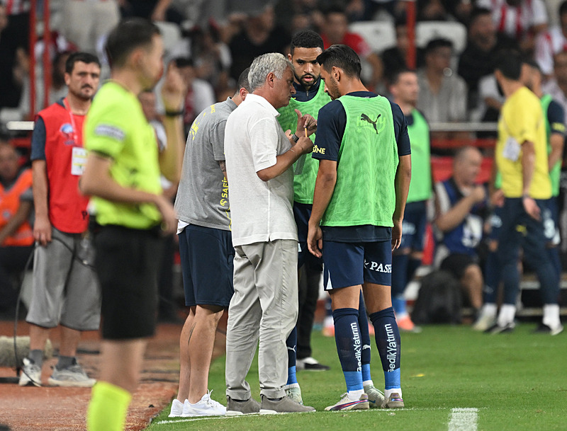 FENERBAHÇE HABERLERİ - Dünya basını Jose Mourinho’yu konuşuyor! Ensantrik bir davranış