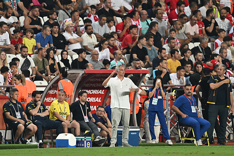 FENERBAHÇE HABERLERİ - Dünya basını Jose Mourinho’yu konuşuyor! Ensantrik bir davranış