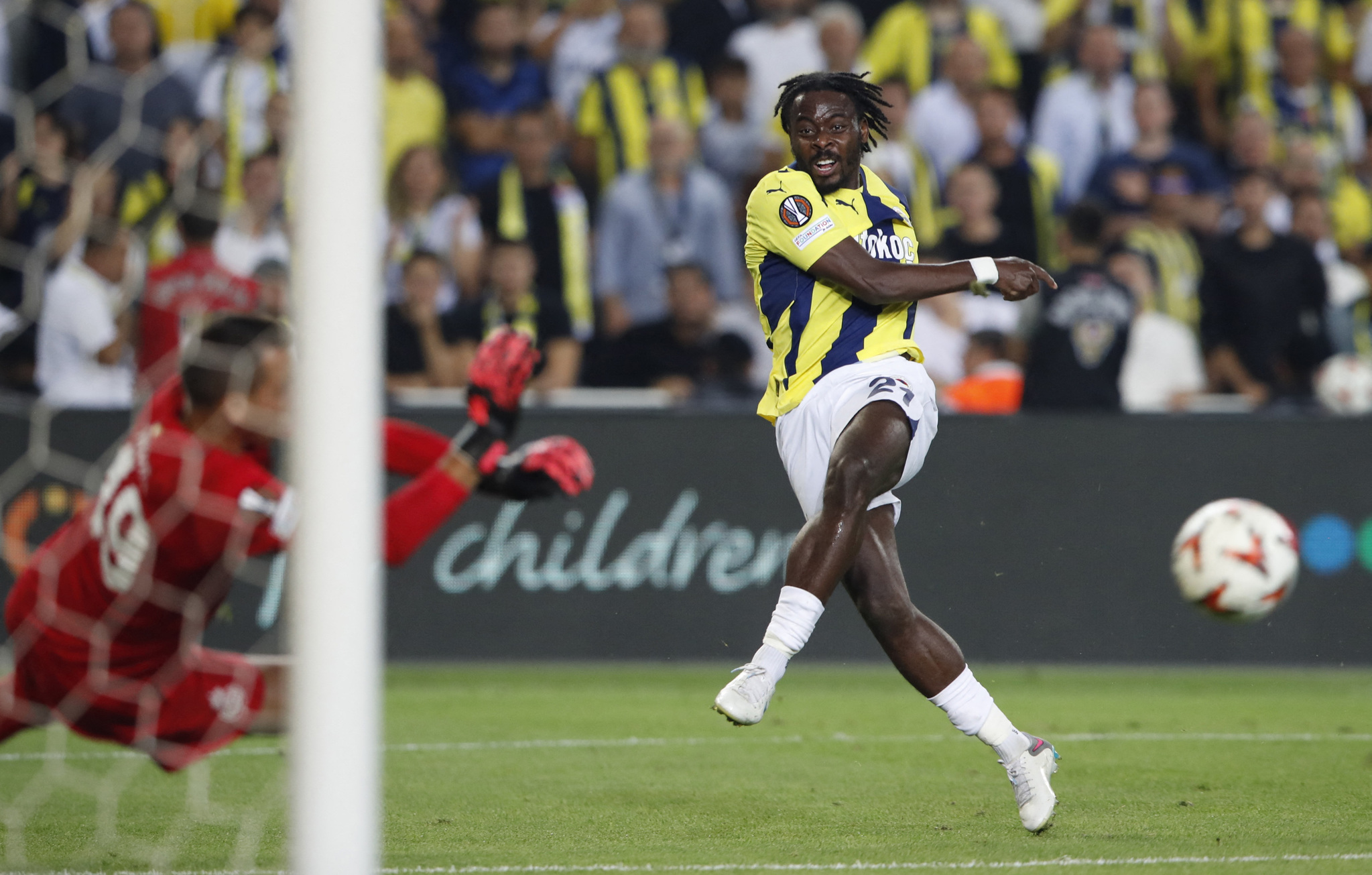 FENERBAHÇE HABERLERİ | Osayi-Samuel paylaşılamıyor! Transfer için fırsat kolluyorlar