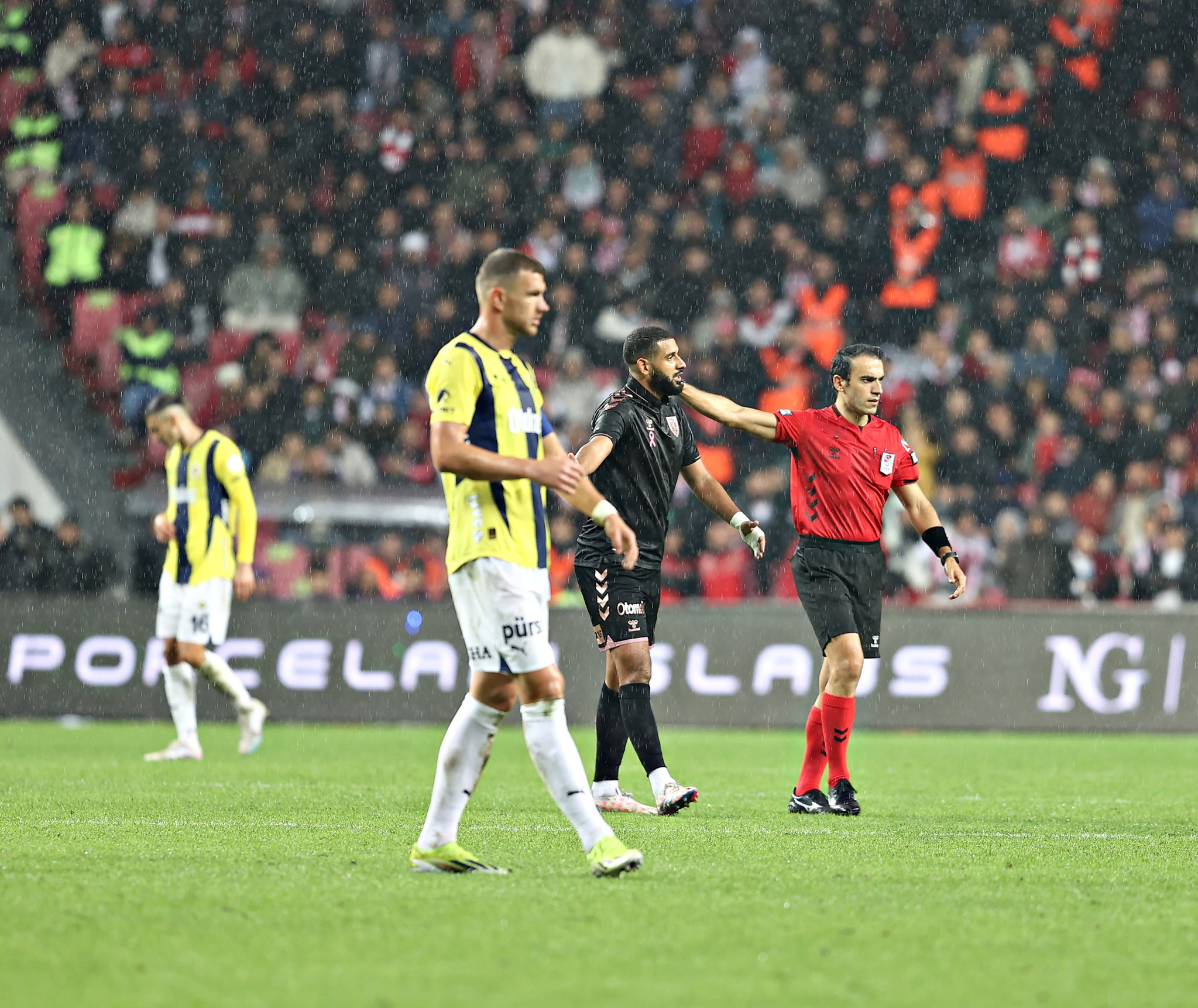 FENERBAHÇE HABERLERİ: Mourinho hücumda hız istedi! Hedefte Barcelona’nın yıldızı var