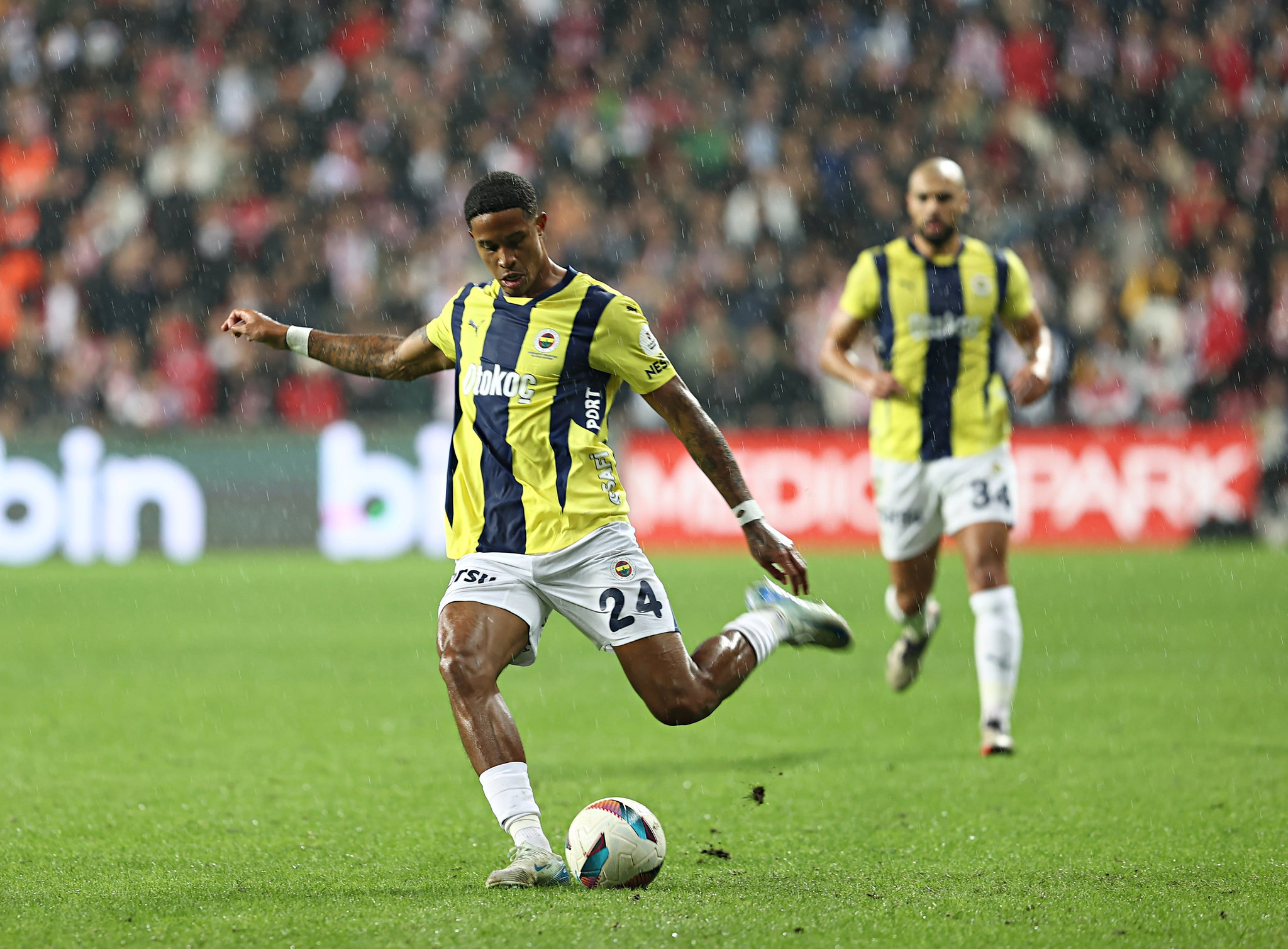 Fenerbahçe’den sol bek bombası! Premier Lig devinden geliyor