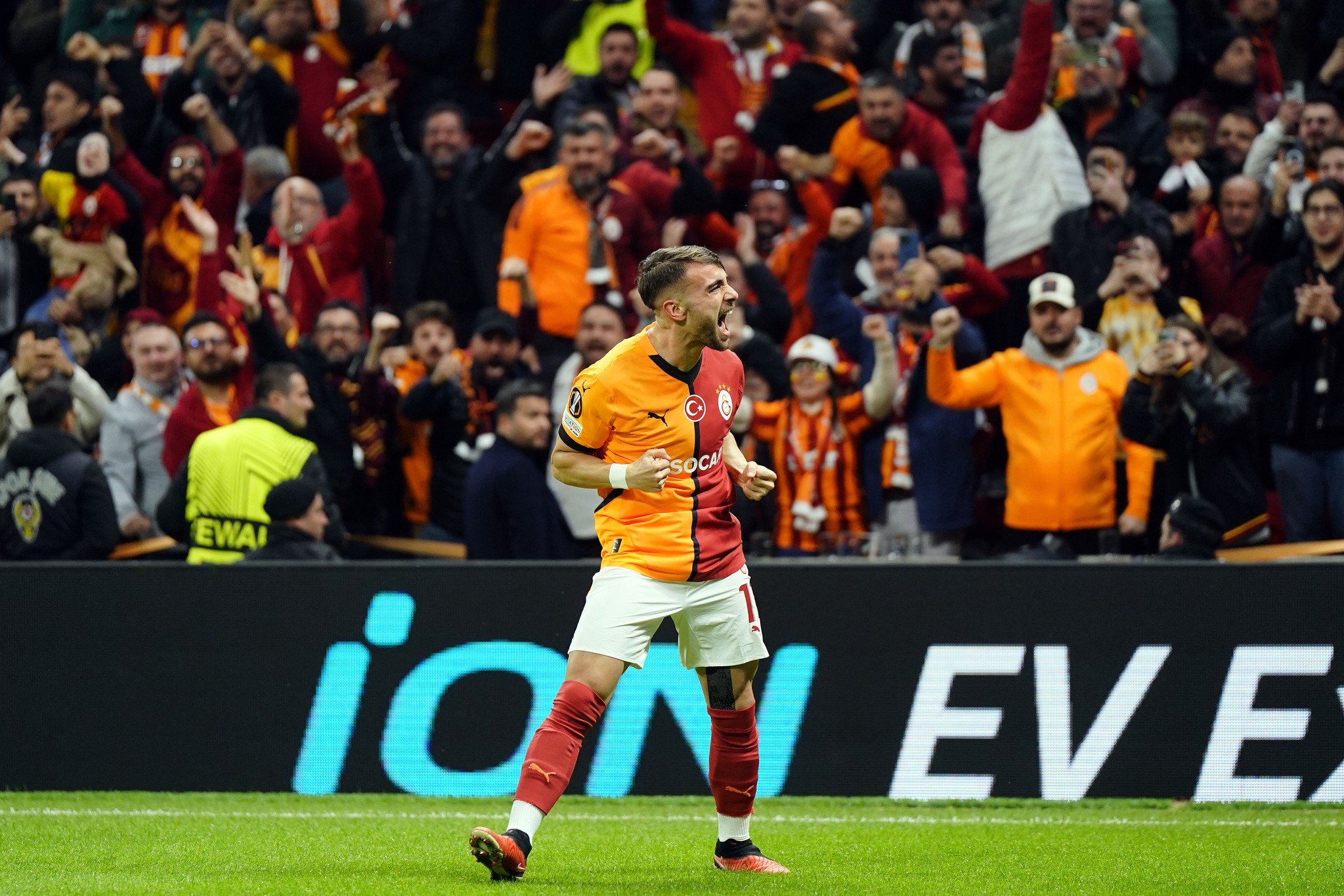 Galatasaraylı yıldıza Manchester United kancası! Yılın transfer bombası patlıyor