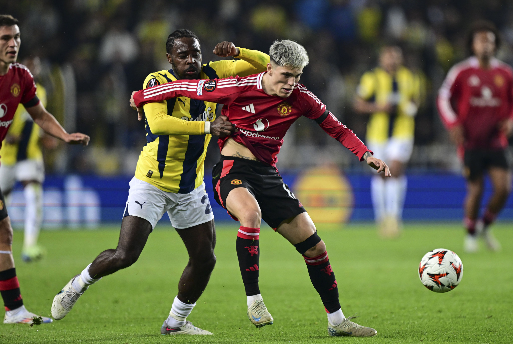 TRANSFER HABERİ | Fenerbahçe’de Bright Osayi-Samuel krizi! 1 talip daha çıktı