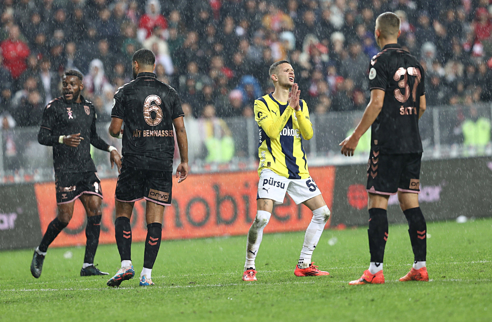 FENERBAHÇE HABERİ | Milli takımda sakatlanıştı! Sebastian Szymanski’nin son durumu belli oldu