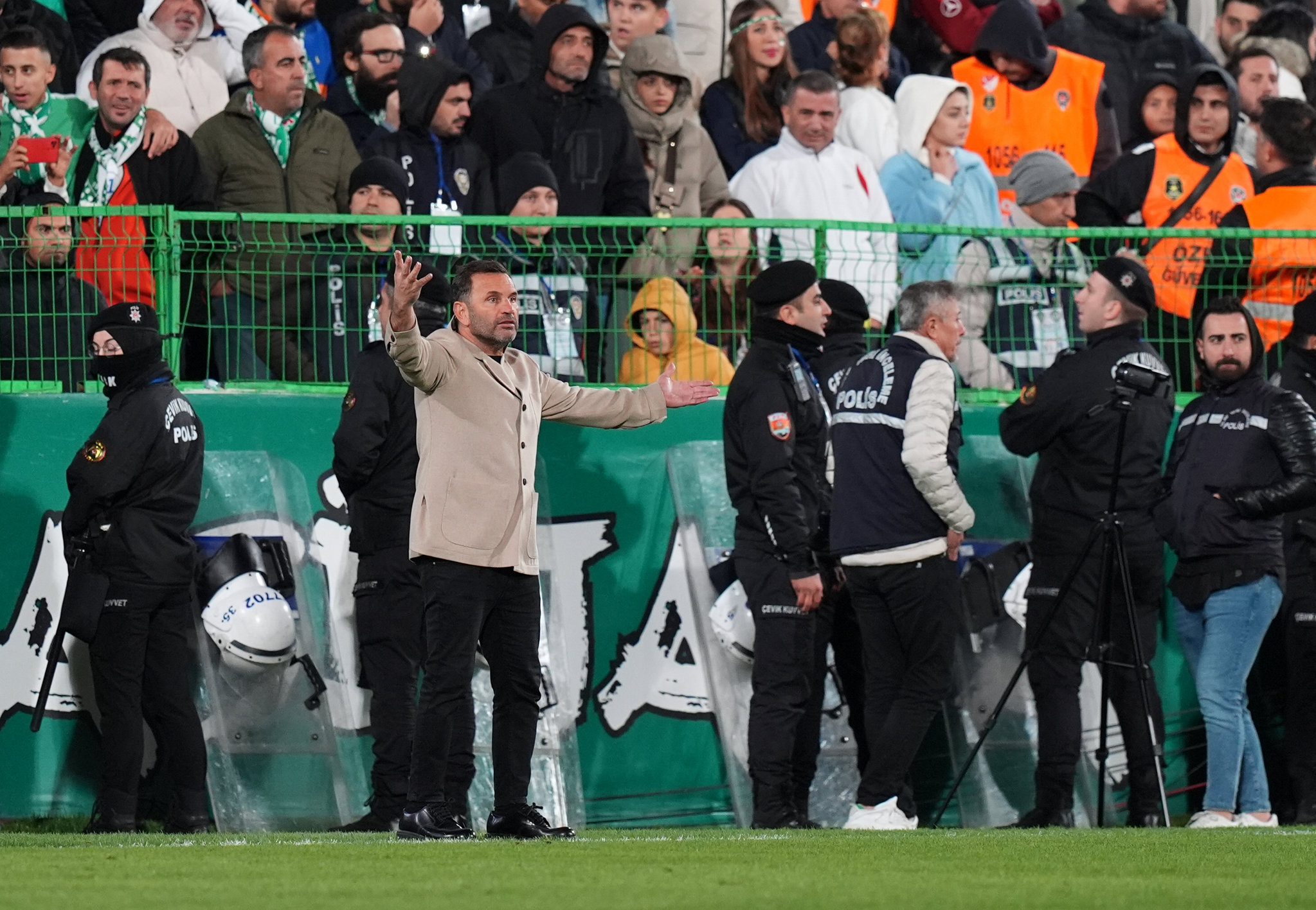 GALATASARAY HABERLERİ: Okan Buruk sitem etmişti! Bodrum’daki çim uzunluğu belli oldu