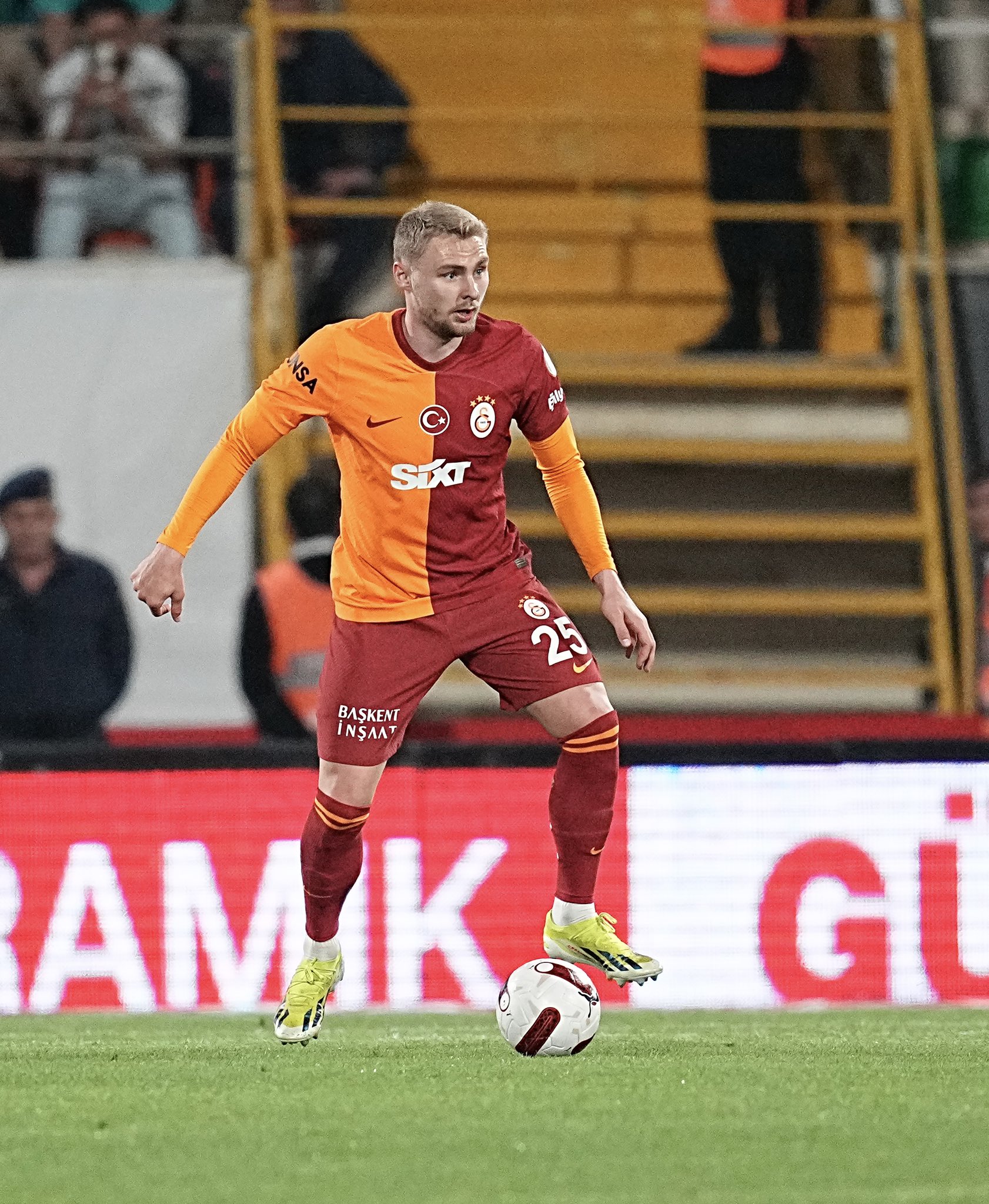 Okan Buruk’tan flaş tercih! İşte Galatasaray’ın AZ Alkmaar maçı 11’i