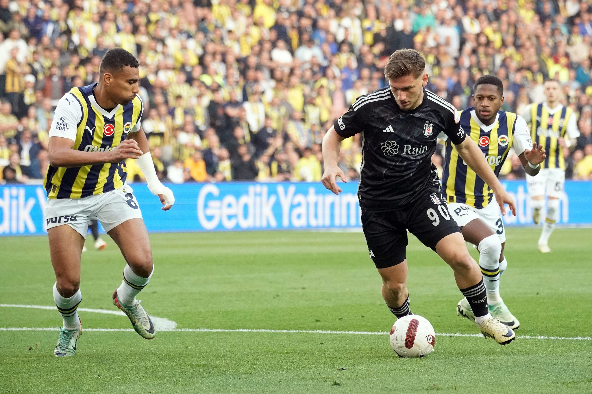 Beşiktaş - Fenerbahçe derbisinin oranları açıklandı! İşte favori takım