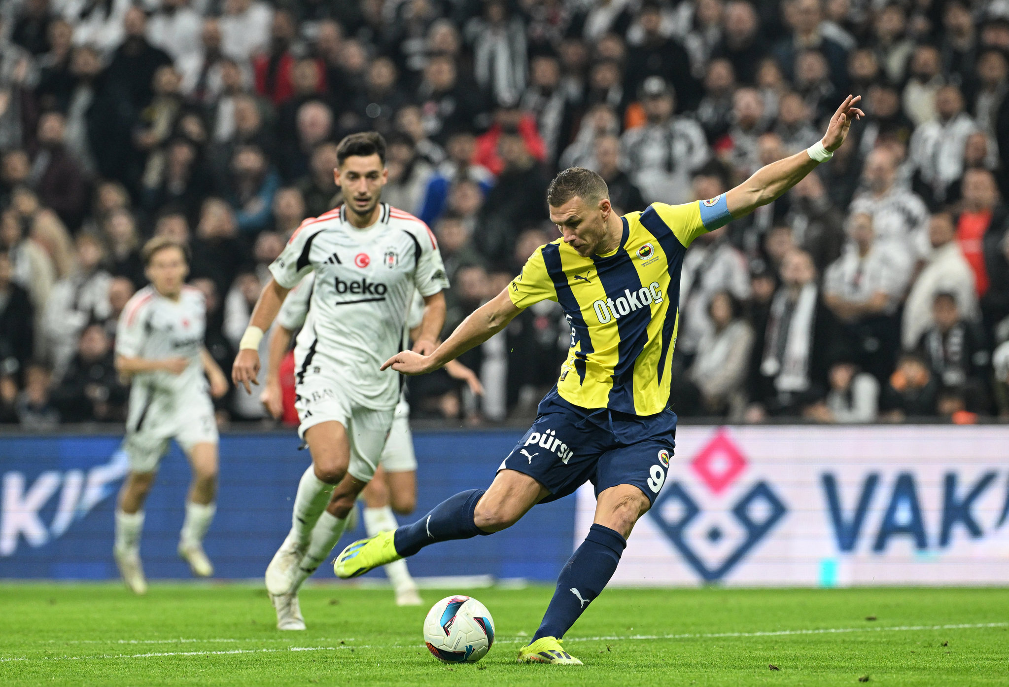 TRANSFER HABERİ: Fenerbahçe’de derbi sonrası radikal karar! Tam 8 futbolcunun bileti kesildi