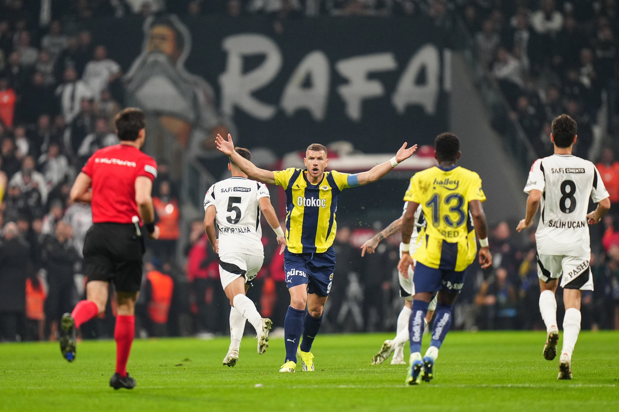 TRANSFER HABERİ: Fenerbahçe’de derbi sonrası radikal karar! Tam 8 futbolcunun bileti kesildi