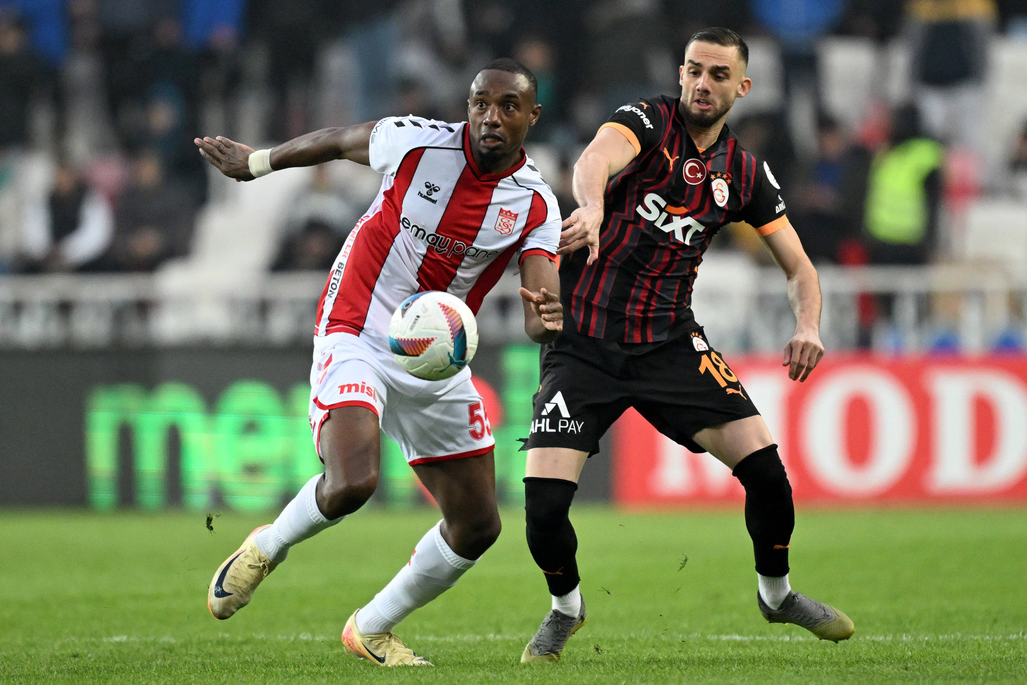 TRANSFER HABERİ | Galatasaray’dan sağ beke bomba hamle! Beşiktaş’ın eski yıldızına kanca
