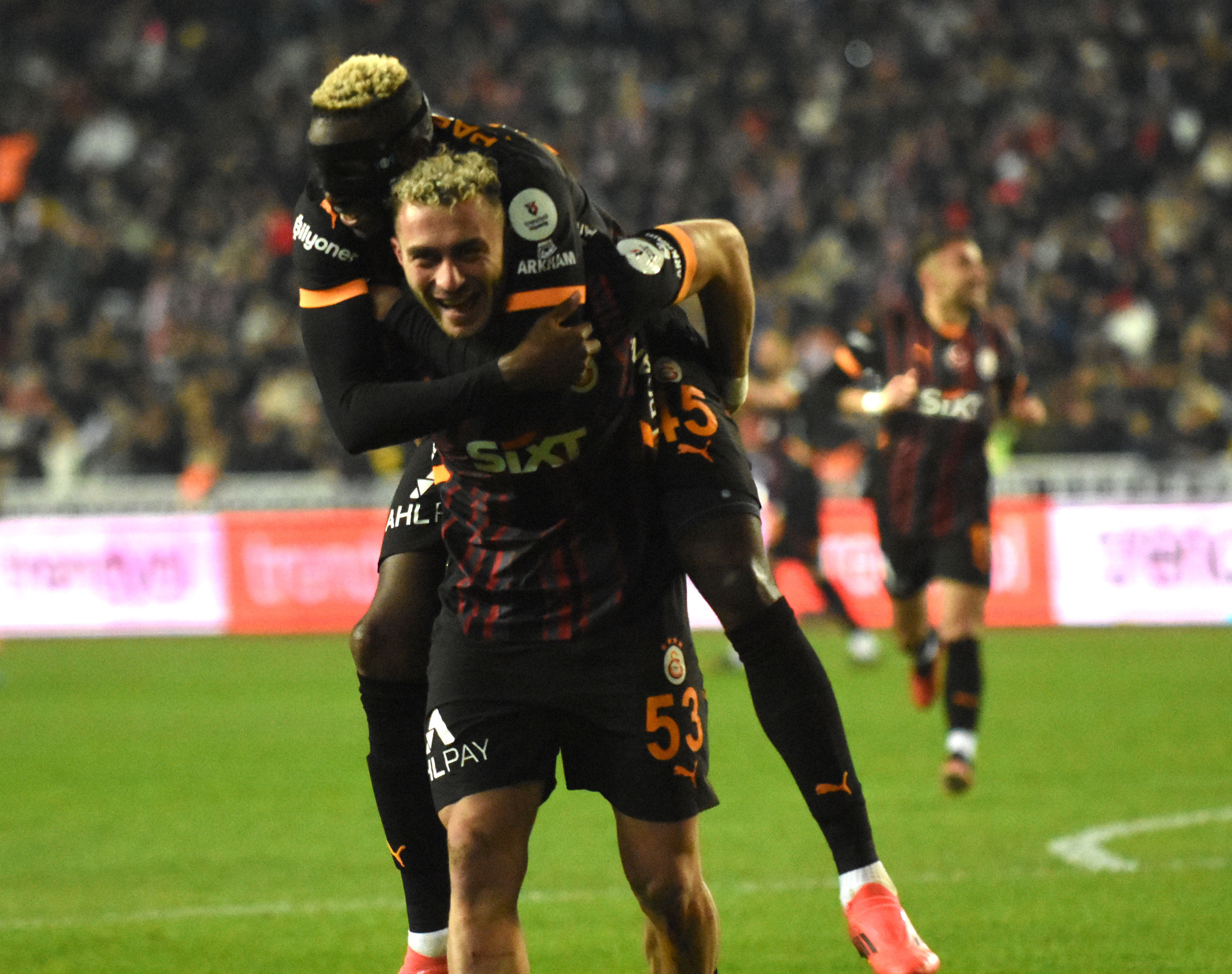 TRANSFER HABERİ | Galatasaray’dan sağ beke bomba hamle! Beşiktaş’ın eski yıldızına kanca