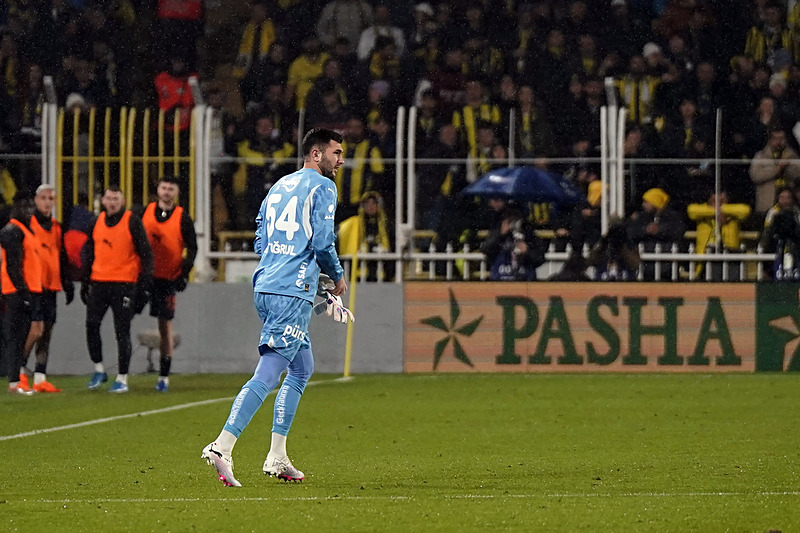 TRANSFER HABERİ | Fenerbahçe’den stoper operasyonu! Sakatlıklar sonrası harekete geçildi... 62 milyon Euro’luk takviye