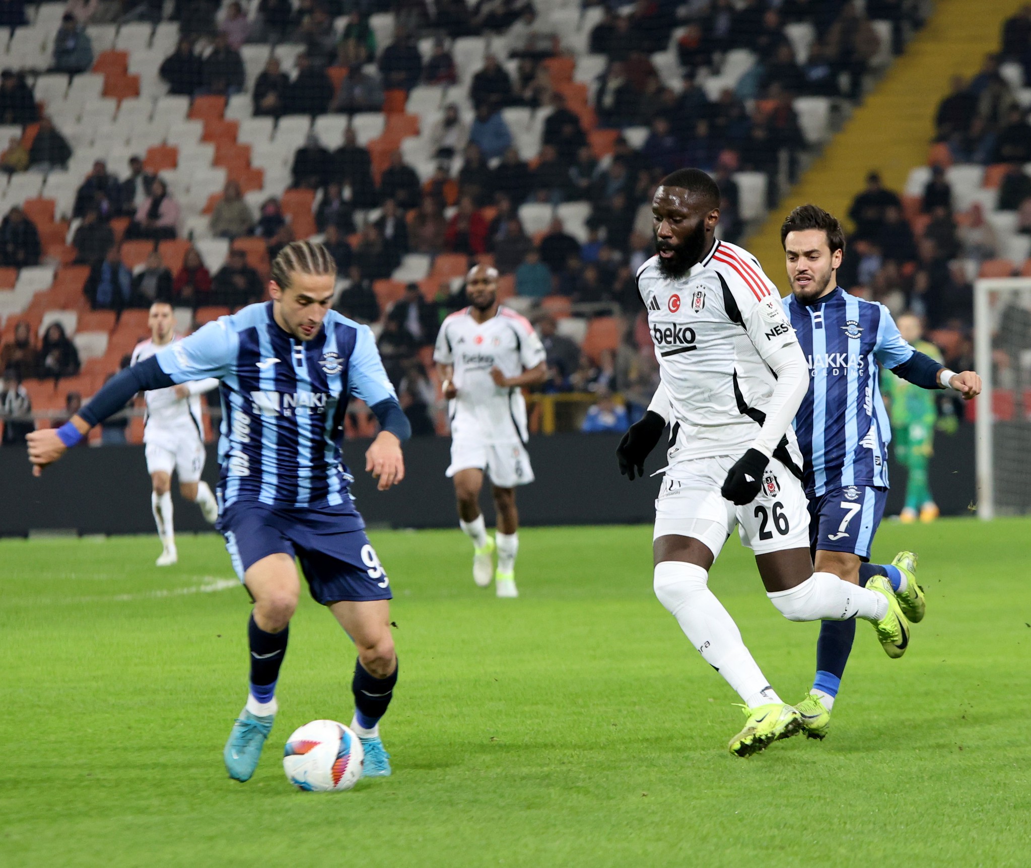 Beşiktaş’ta taşlar yerinden oynuyor! 4 futbolcuyla yollar ayrılıyor