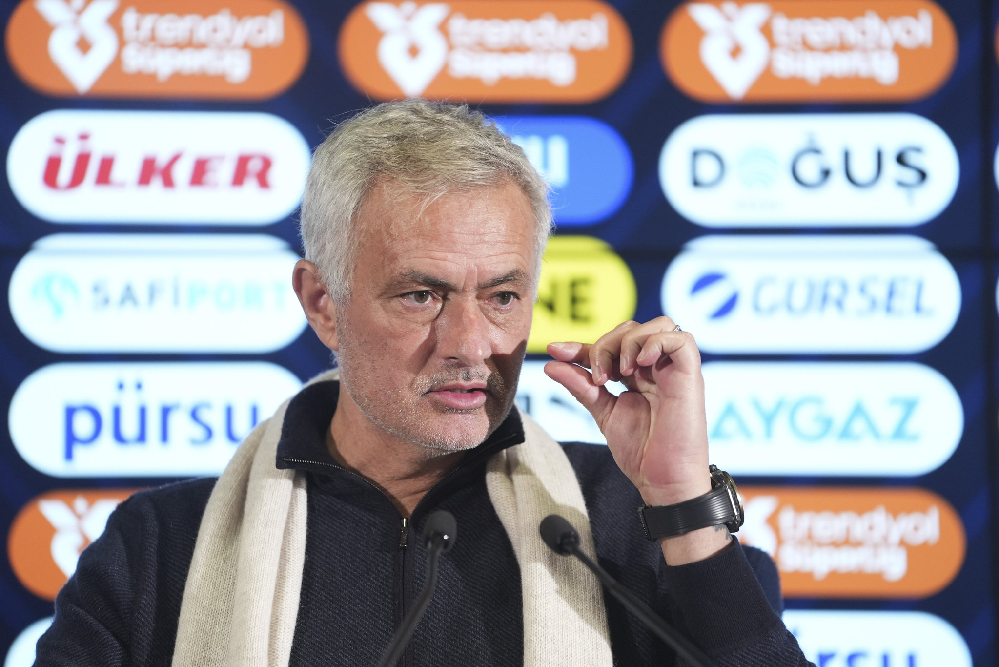 TRANSFER HABERİ: Fenerbahçe’de Mourinho gerçeği ortaya çıktı! Az kalsın gidiyormuş