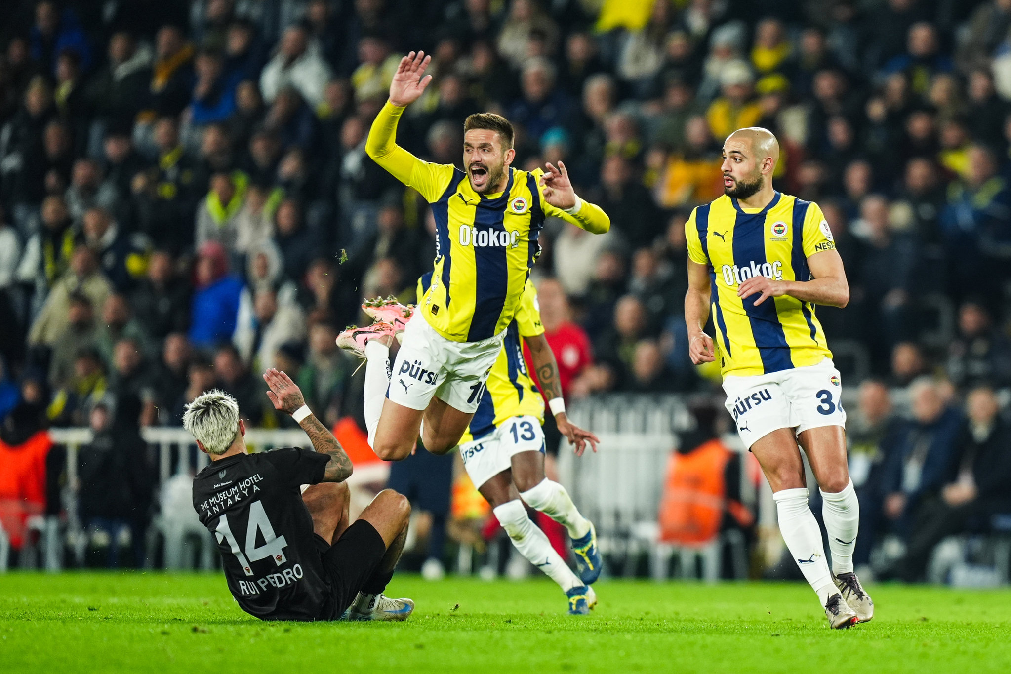 Fenerbahçe’den stoper bombası! Yönetimden sürpriz hamle