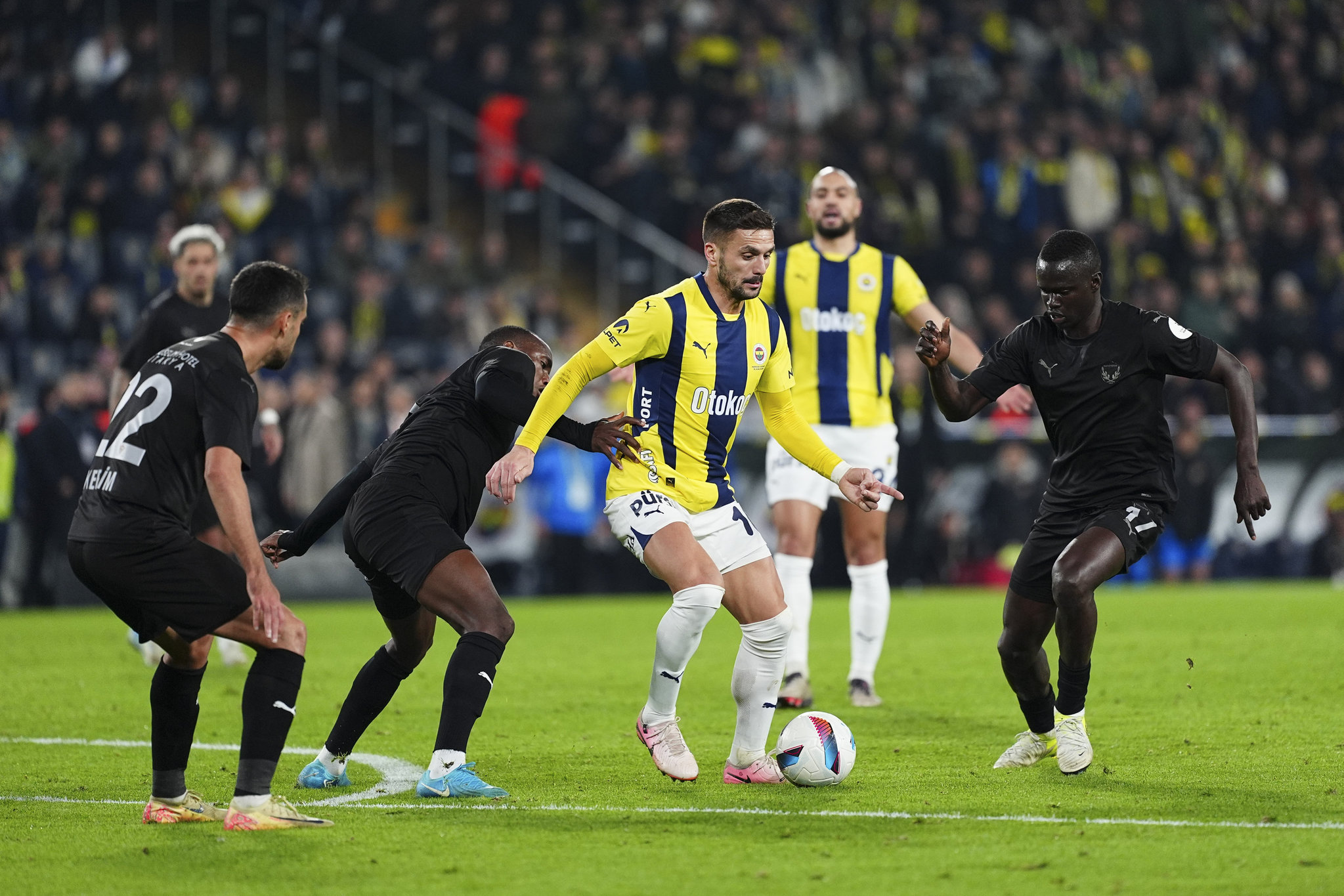 Fenerbahçe’den stoper bombası! Yönetimden sürpriz hamle