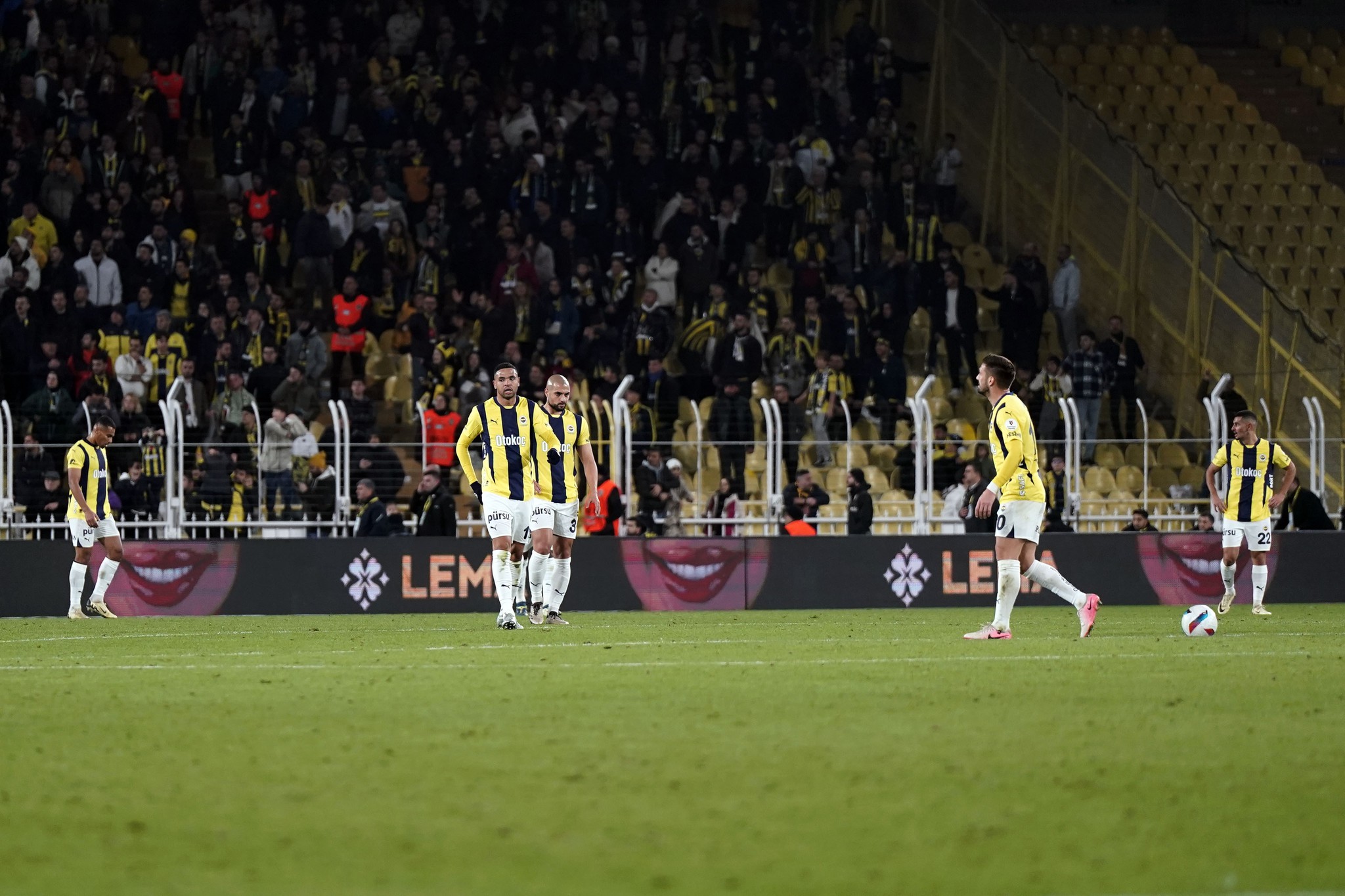 Fenerbahçe’den stoper bombası! Yönetimden sürpriz hamle