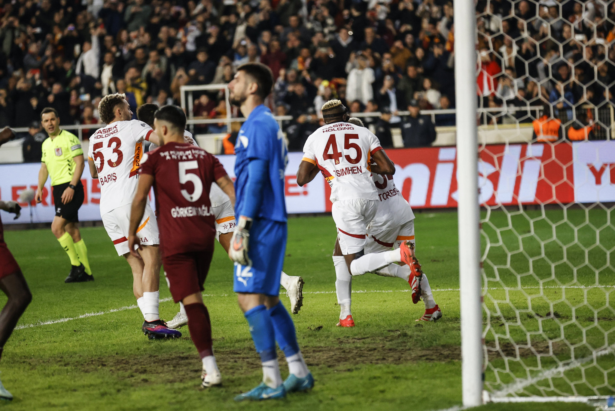 Galatasaray’dan Fenerbahçe’ye tarihi transfer çalımı! Yıldız futbolcu için devreye girdi