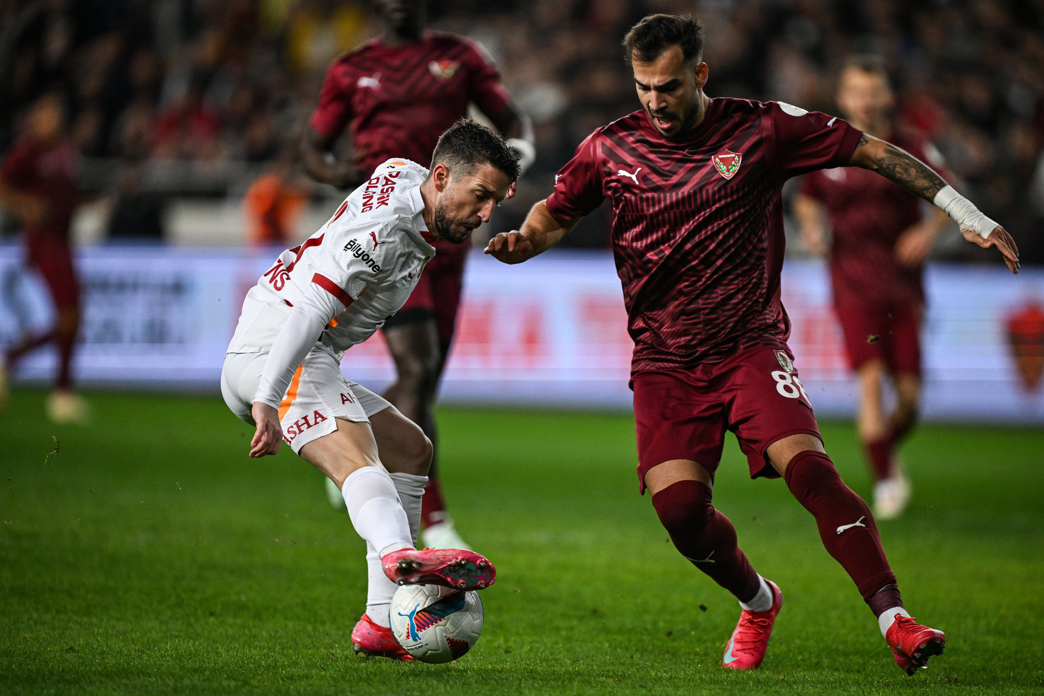 Galatasaray’dan Fenerbahçe’ye tarihi transfer çalımı! Yıldız futbolcu için devreye girdi