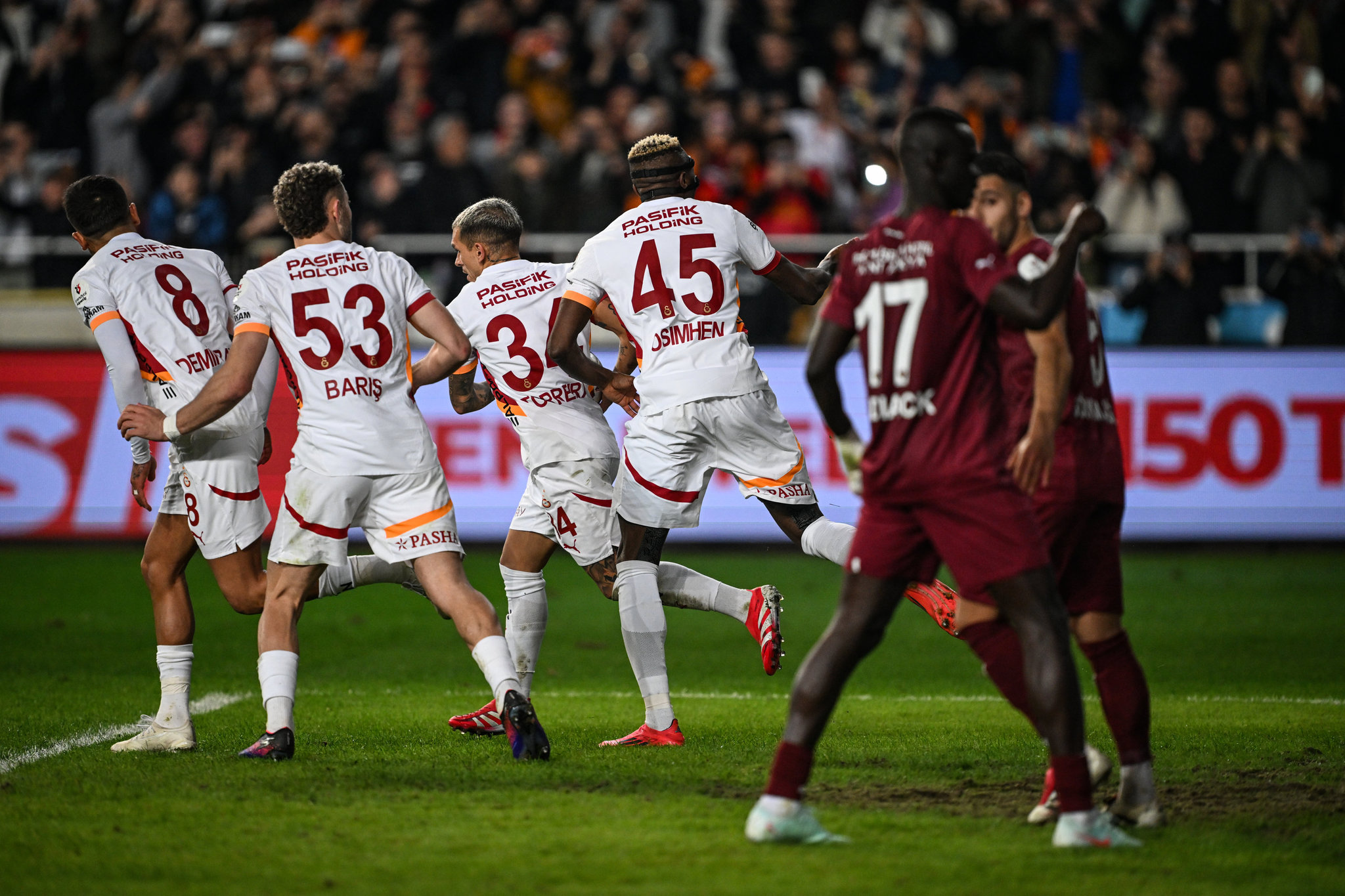 Galatasaray’dan Fenerbahçe’ye tarihi transfer çalımı! Yıldız futbolcu için devreye girdi