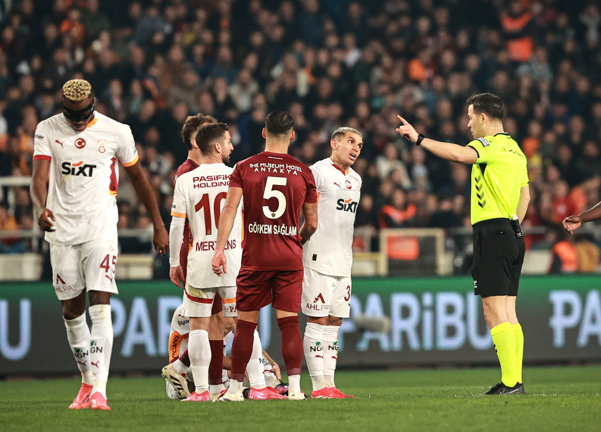 Galatasaray’dan Fenerbahçe’ye tarihi transfer çalımı! Yıldız futbolcu için devreye girdi