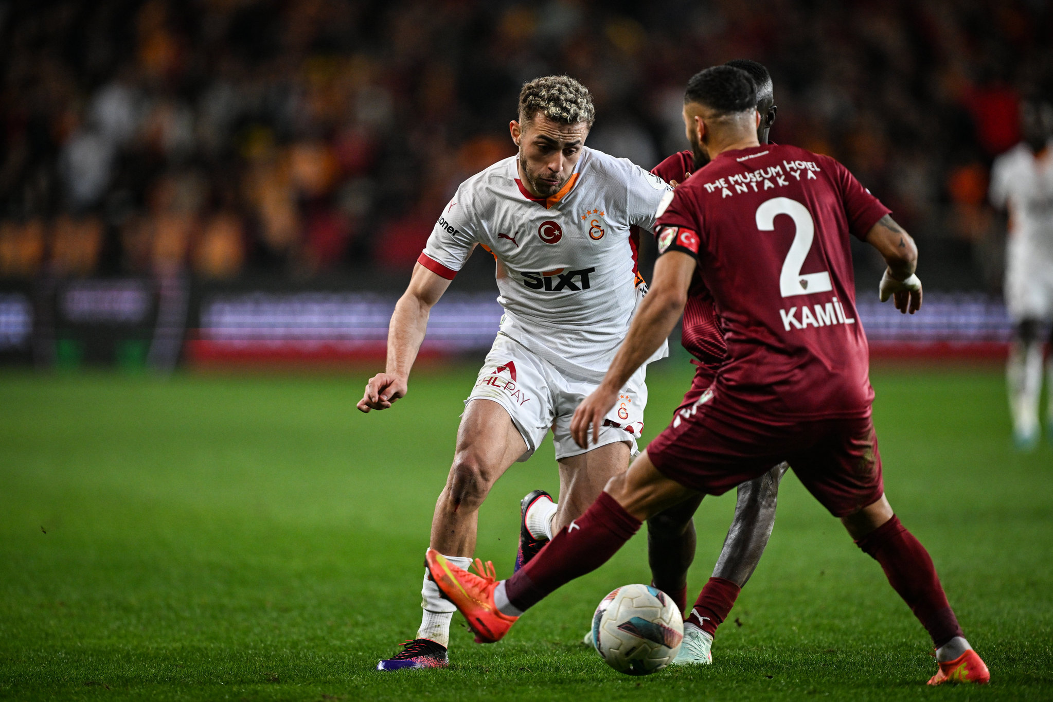 Galatasaray’dan Fenerbahçe’ye tarihi transfer çalımı! Yıldız futbolcu için devreye girdi