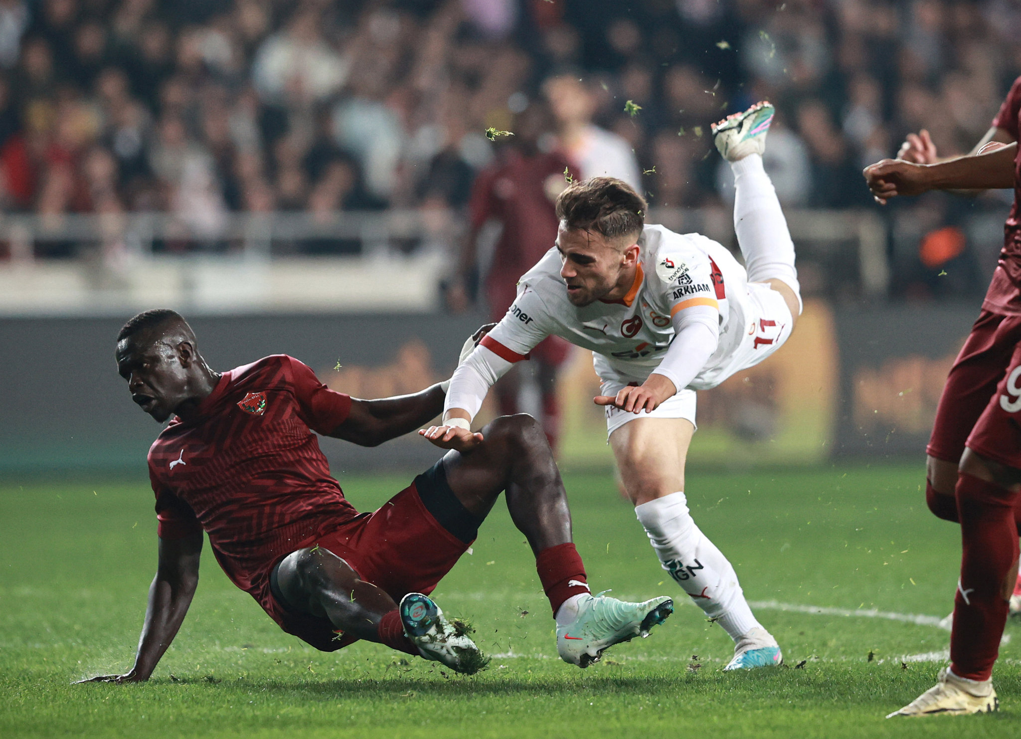 Galatasaray’dan Fenerbahçe’ye tarihi transfer çalımı! Yıldız futbolcu için devreye girdi