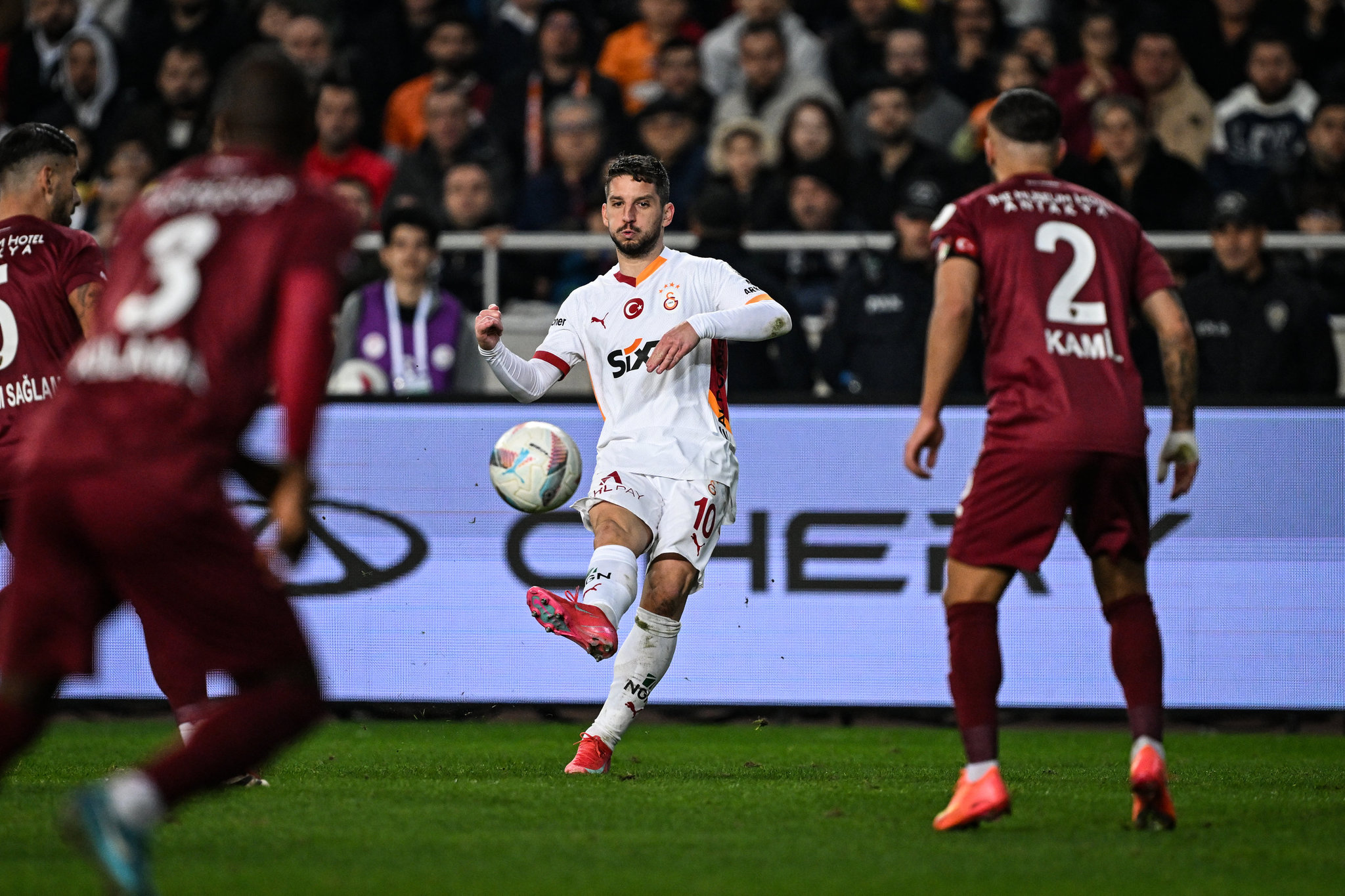 Galatasaray’dan Fenerbahçe’ye tarihi transfer çalımı! Yıldız futbolcu için devreye girdi