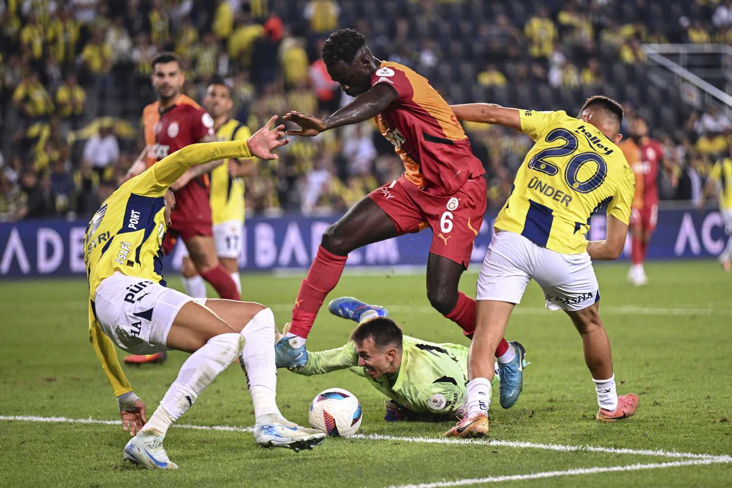 Galatasaray anlaşamadı, Fenerbahçe kapıyor! Transferde ses getirecek hamle