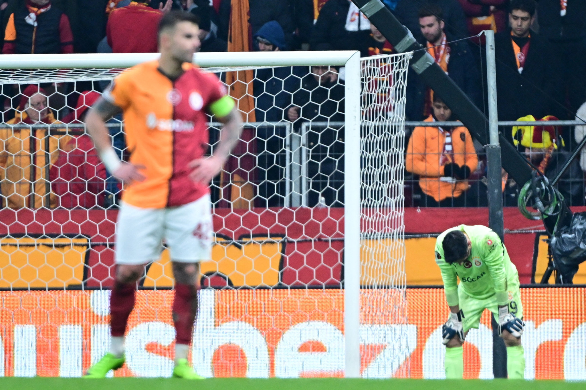 TRANSFER HABERİ: Galatasaray’da flaş ayrılık! AZ Alkmaar maçı sonrası bileti kesildi