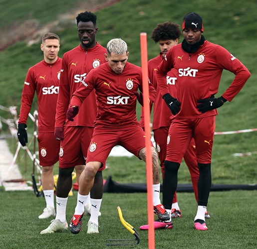 GALATASARAY HABERLERİ: Okan Buruk’un kararı değişti! 2 ismi takımdan gönderiyor