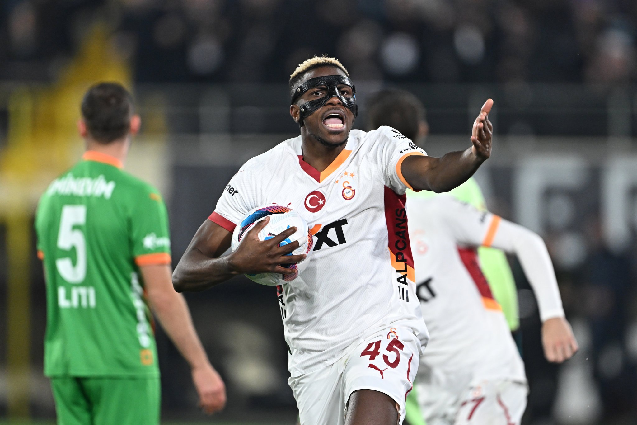 Galatasaray’da Osimhen talepleri şoke etti! Maaş konusunda...