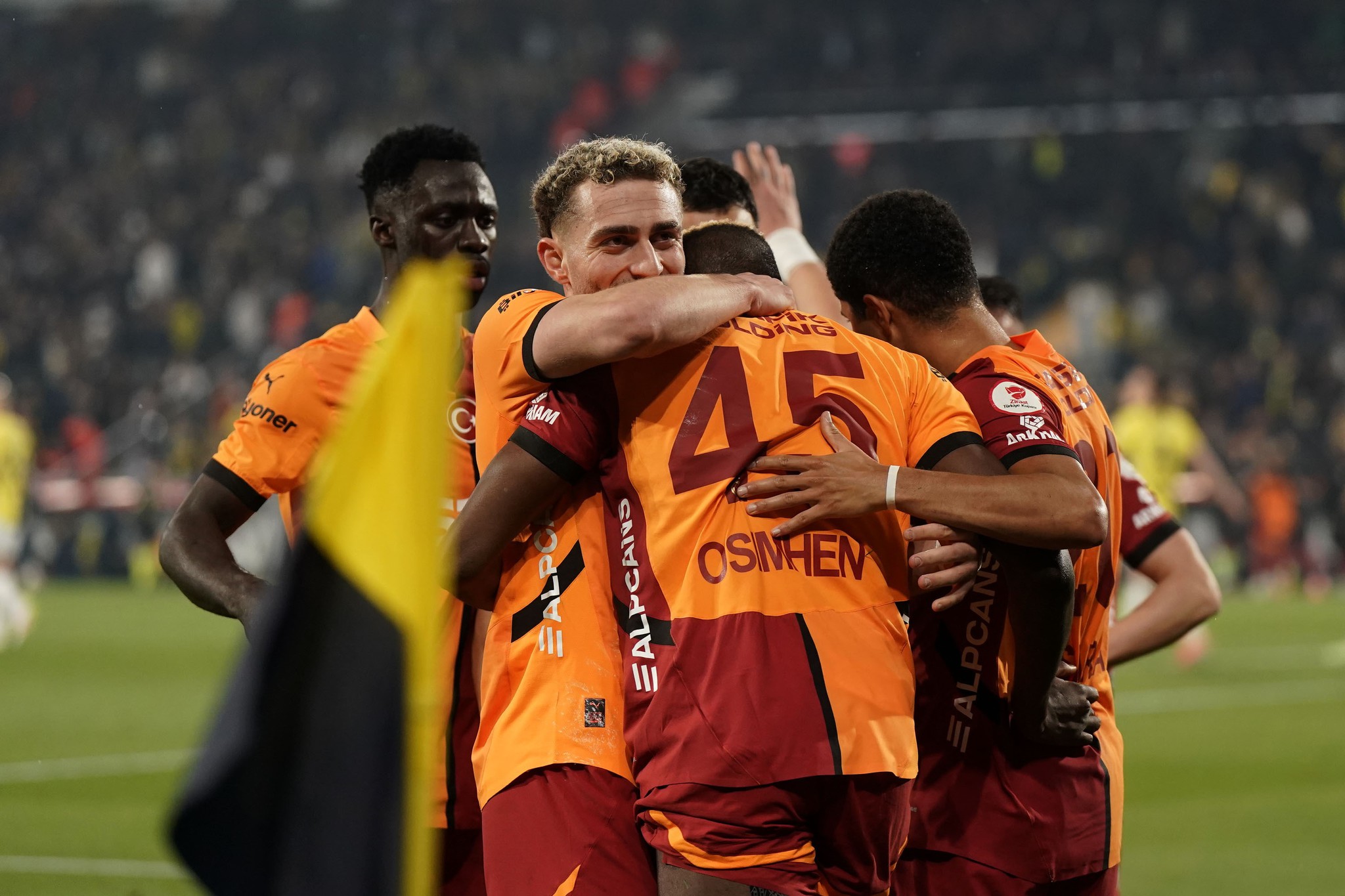 GALATASARAY HABERLERİ: Cimbom İngiliz yıldızın peşine düştü! Okan Buruk’a transfer jesti
