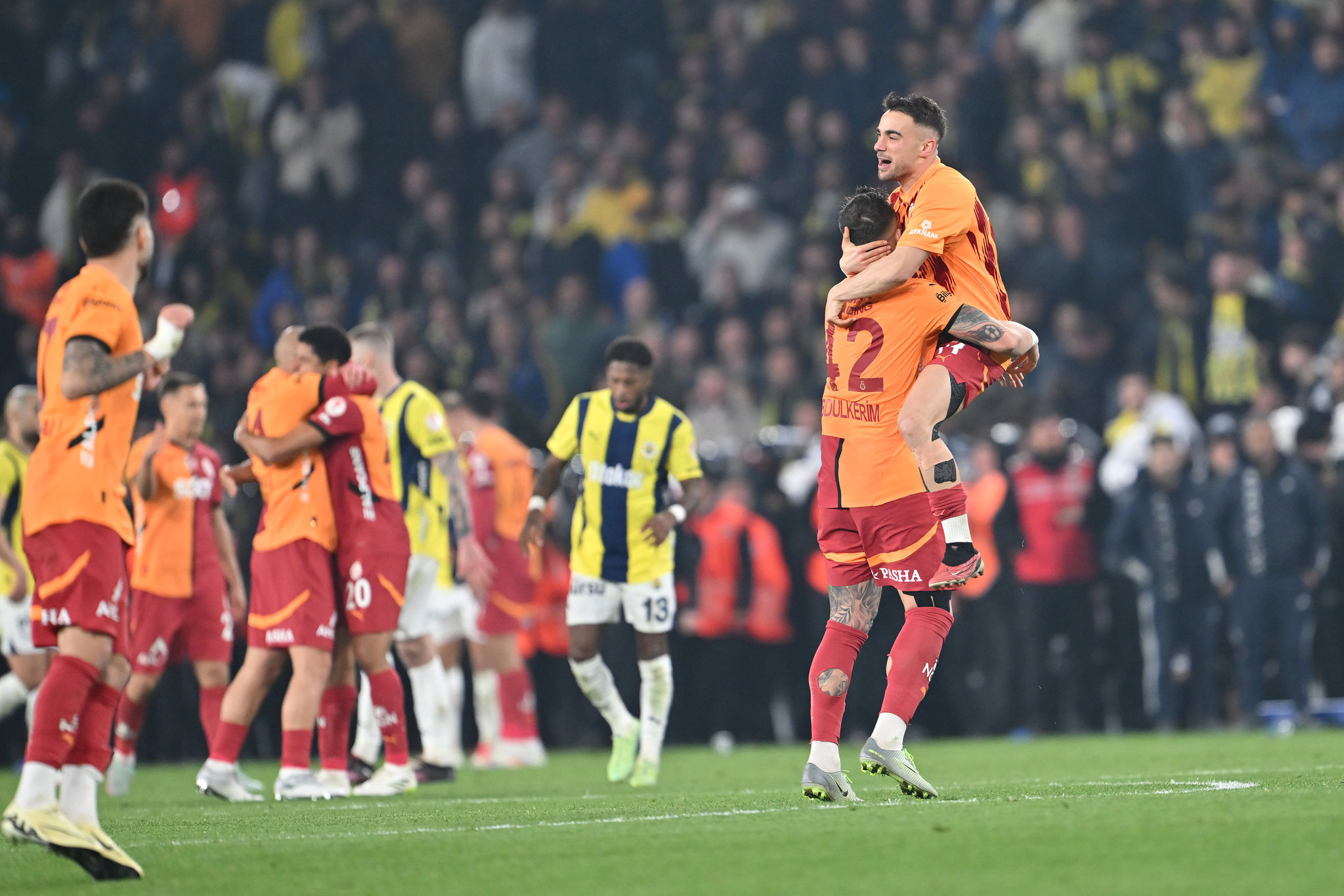 GALATASARAY HABERLERİ: Cimbom İngiliz yıldızın peşine düştü! Okan Buruk’a transfer jesti