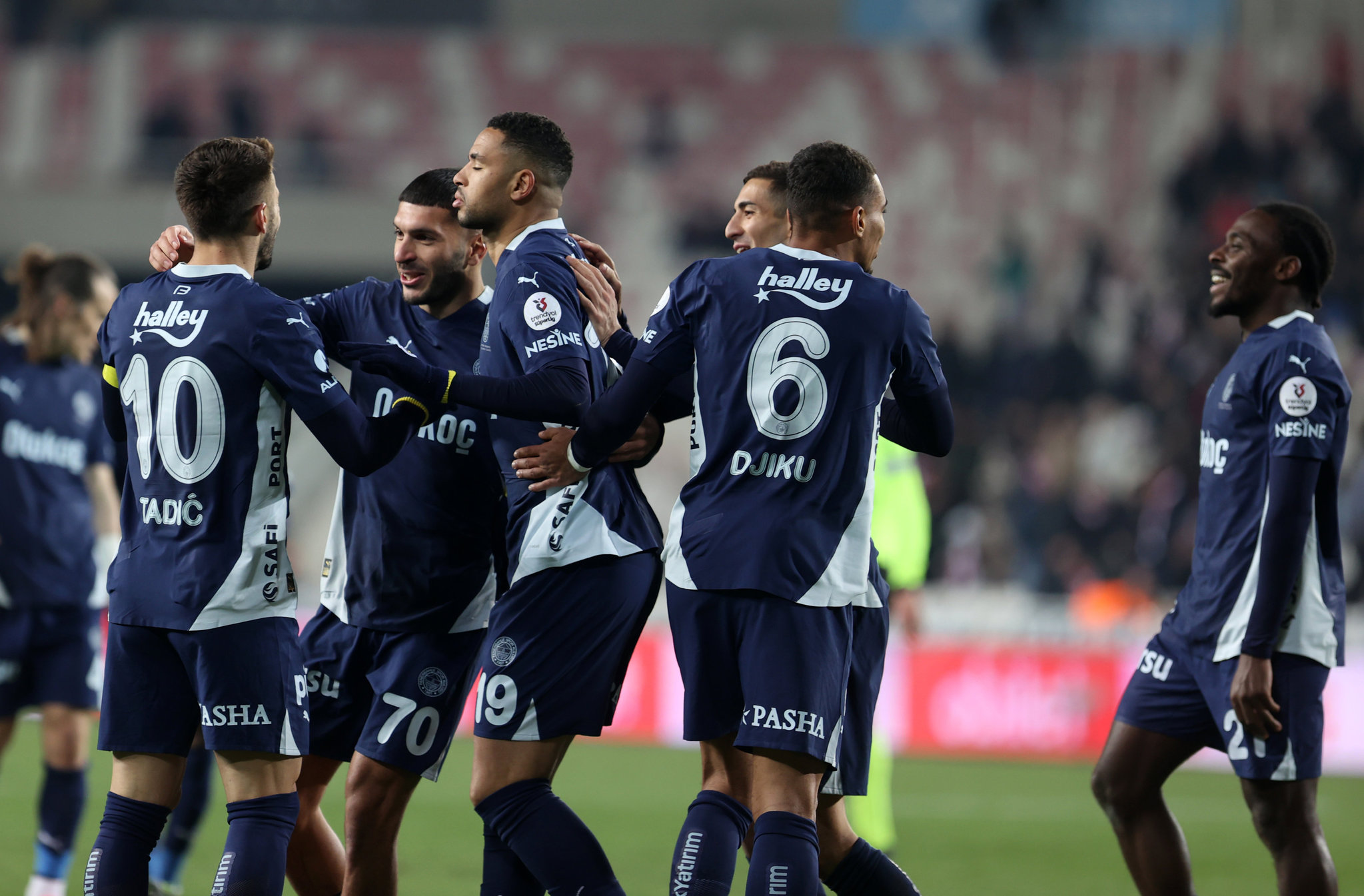 TRANSFER HABERİ: Fenerbahçe’deki ayrılıkları tek tek açıkladı! Gelecek sezon takımda yoklar