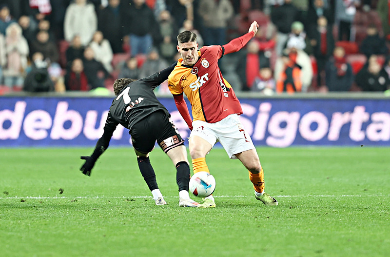 TRANSFER HABERLERİ | Okan Buruk biletini kesti! Galatasaray’da o isim yolcu