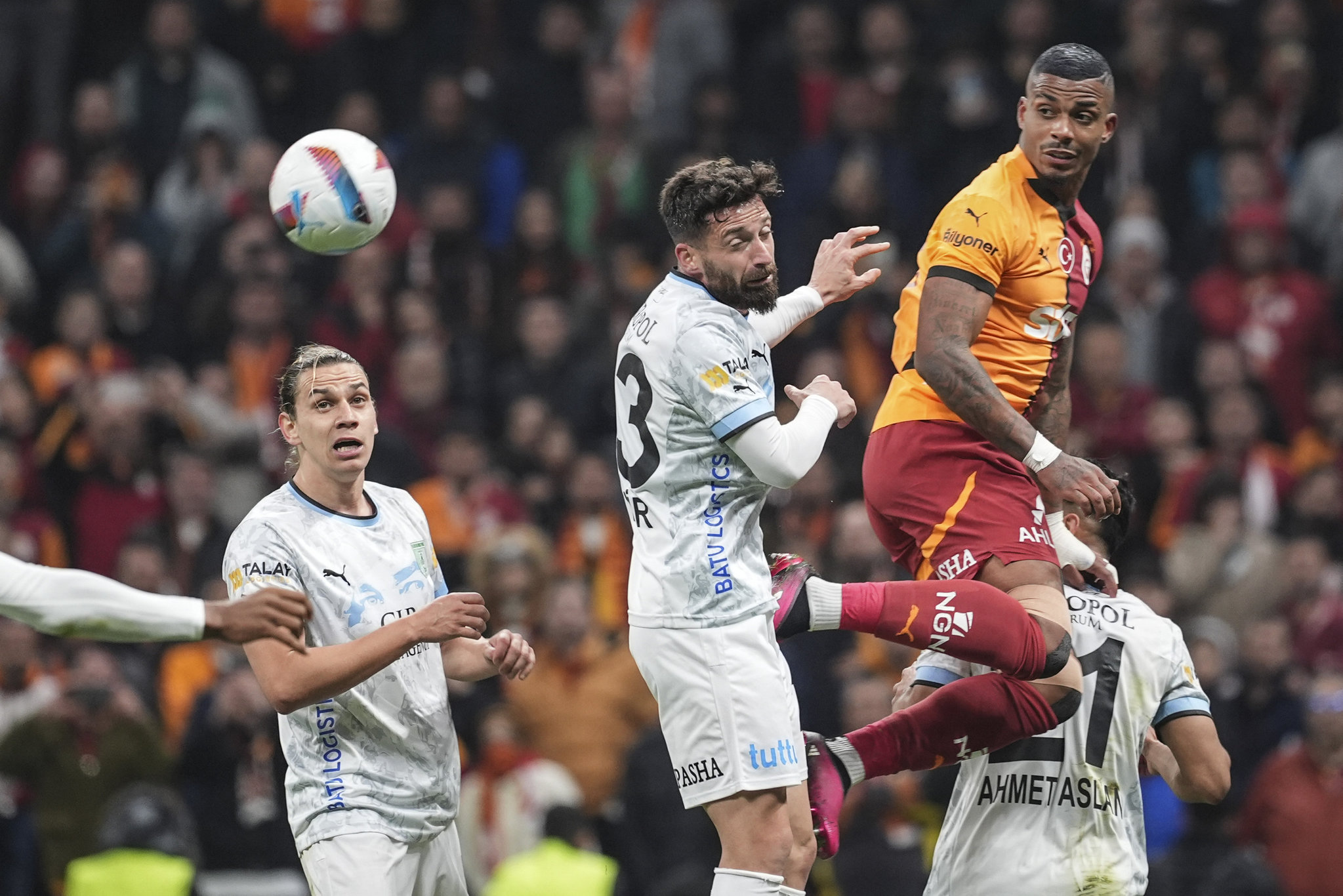GALATASARAY HABERİ: Yönetimden taraftara şampiyonluk hediyesi! Bu transfer yeni sezona damga vurur