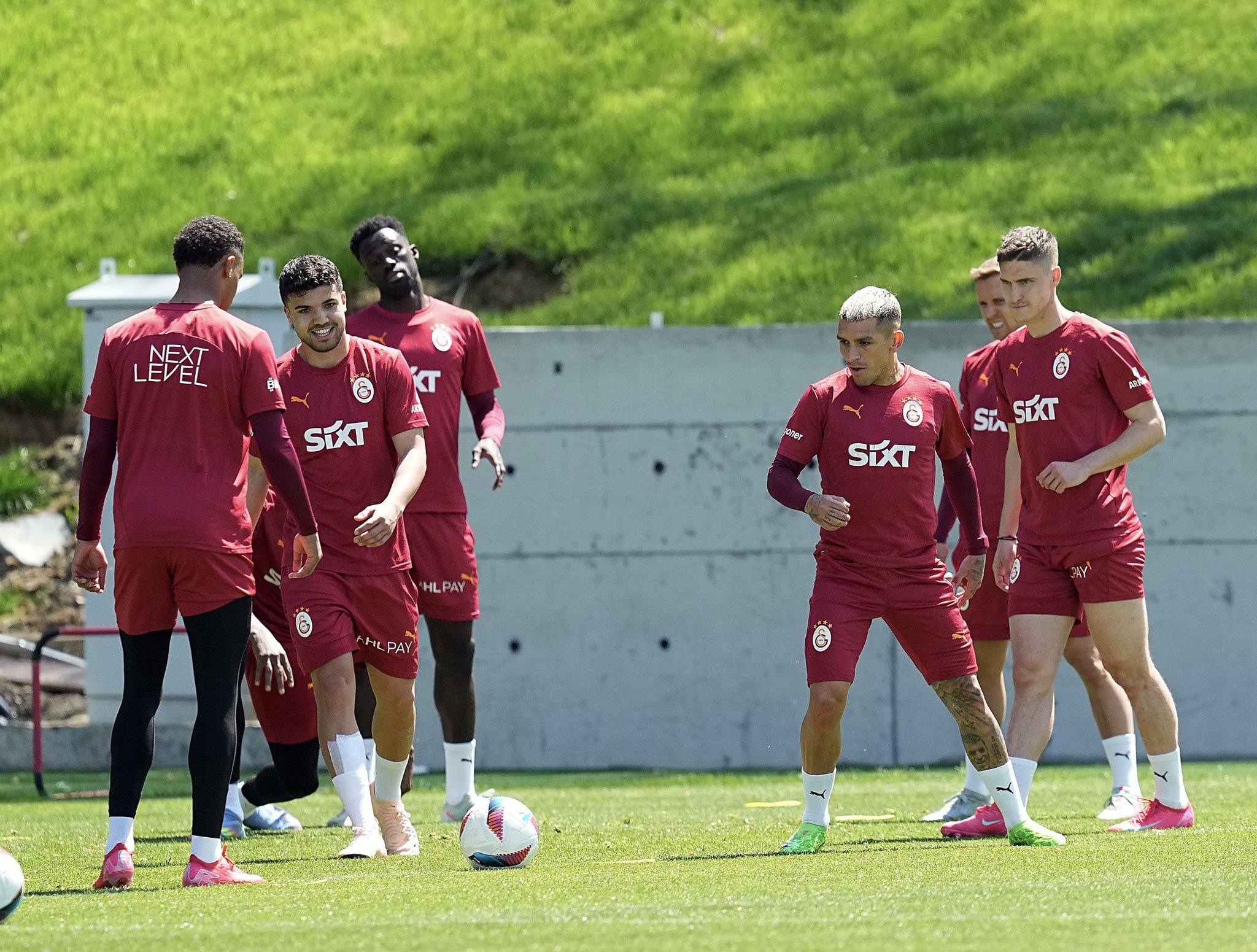 GALATASARAY HABERİ: Yönetimden taraftara şampiyonluk hediyesi! Bu transfer yeni sezona damga vurur
