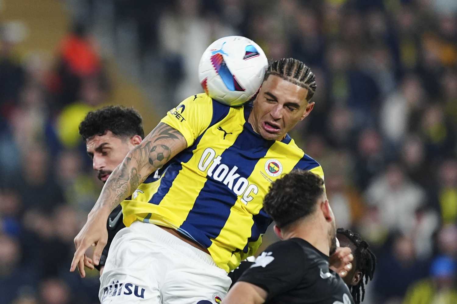 Fenerbahçeli yıldıza büyük tepki! Sosyal medyayı salladı