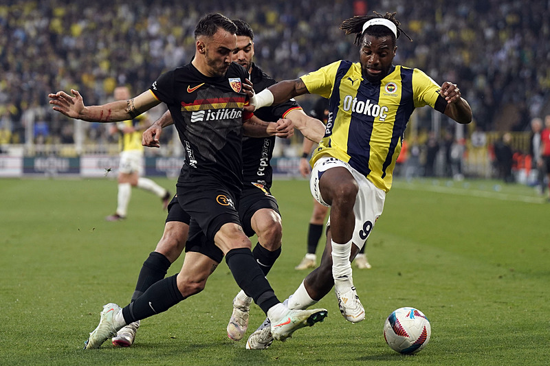 Fenerbahçeli yıldıza büyük tepki! Sosyal medyayı salladı