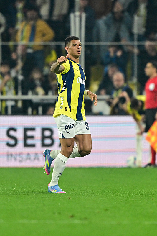 Fenerbahçeli yıldıza büyük tepki! Sosyal medyayı salladı