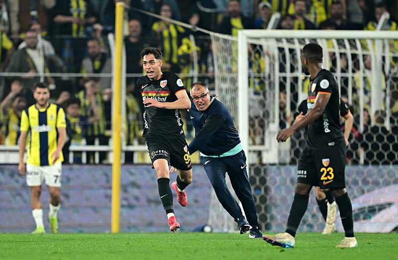Fenerbahçeli yıldıza Süper Lig’den dev talip! Transferde yer yerinden oynayacak
