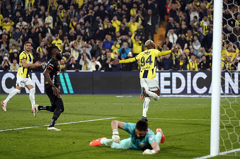 Fenerbahçeli yıldıza Süper Lig’den dev talip! Transferde yer yerinden oynayacak